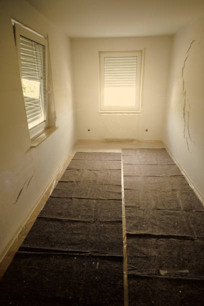 istock Room renovation with cracks in the wall 1138363642