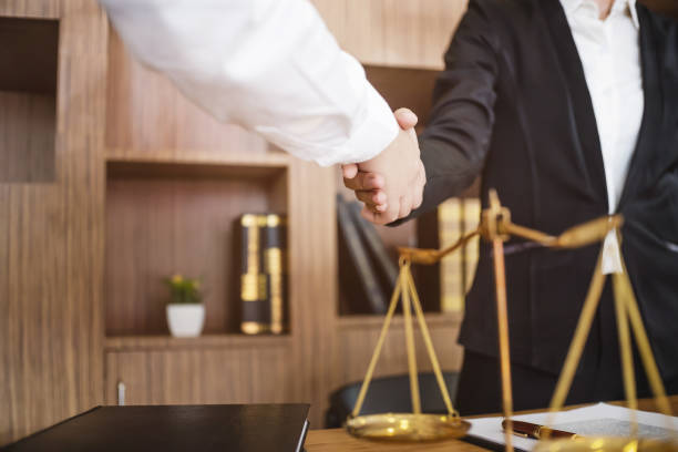 successful agreement, justice lawyer hand shaking with client in courtroom. - legal proceeding imagens e fotografias de stock