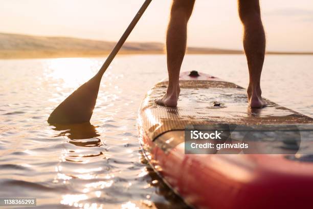 Fotografii de stoc cu Persoană Pe Bord Cu Zbaturi La Apusul Soarelui - Descarcă imaginea acum - Paddleboard, Paddleboarding, Îmbarcare