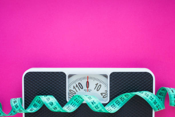 dieta y control de peso - weight scale apple comparison balance fotografías e imágenes de stock