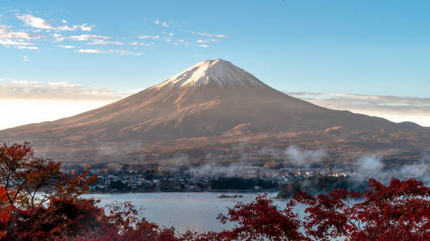 majestatyczny mt. fuji nad jeziorem kawaguchi - fuji mt fuji yamanashi prefecture japanese fall foliage zdjęcia i obrazy z banku zdjęć