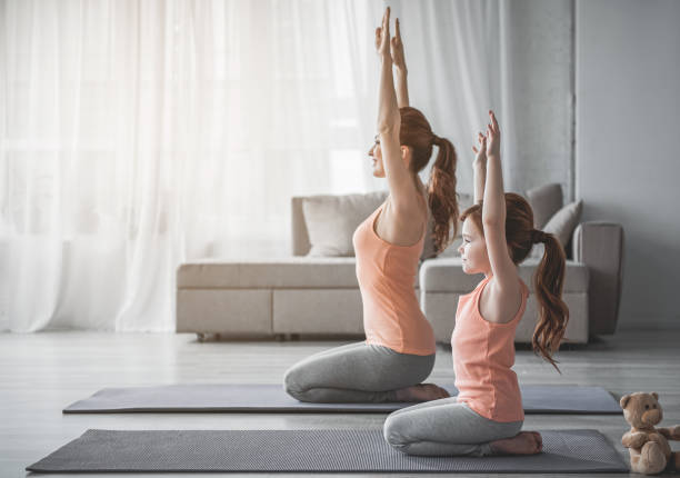 엄마와 어린 소녀는 집에서 스포츠 연습을 하 고 있습니다. - child exercising sport yoga 뉴스 사진 이미지