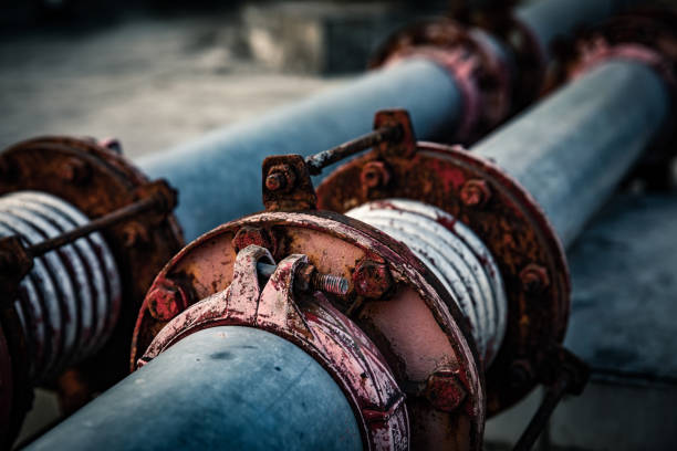 pipeline - rusty pipe iron metal - fotografias e filmes do acervo