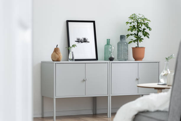 innenraum mit grauem sideboard - anrichte stock-fotos und bilder