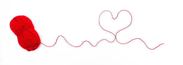 palla di lana con filo a forma di cuore - wool thread red string foto e immagini stock