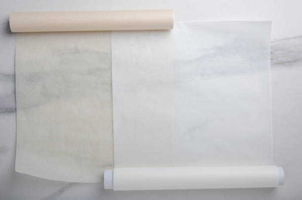deux types de papier pour la cuisson sur la table en marbre - vellum paper parchment document photos et images de collection