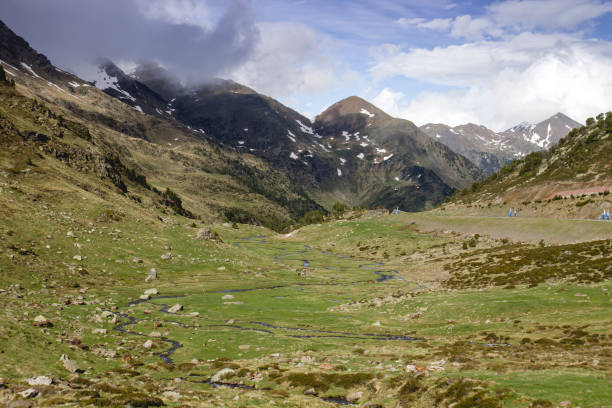 krajobraz w górach - mountain valley european alps shade zdjęcia i obrazy z banku zdjęć