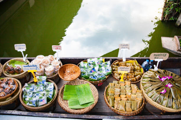 marché flottant-vue de dessus de bateau plein de fruits frais en vente - damnoen saduak floating market photos et images de collection