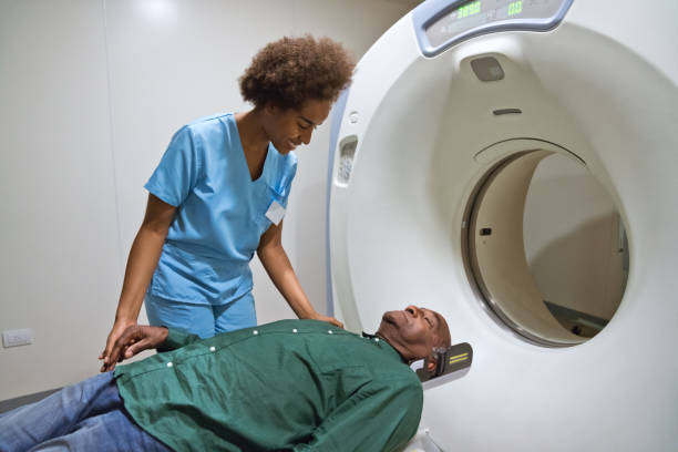患者の猫スキャンの準備をする女性看護師 - mri scan cat scan cat scan machine radiologist ストックフォトと画像