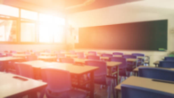 classe d'école dans le fond flou sans jeune étudiant; vue floue de la salle de classe élémentaire aucun enfant ou professeur avec des chaises et des tables dans le campus. - photography chalk blackboard globe photos et images de collection