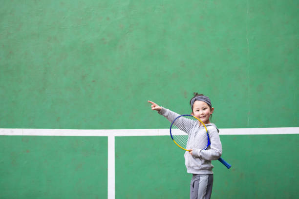 fille pratiquant le tennis - tennis child teenager childhood photos et images de collection