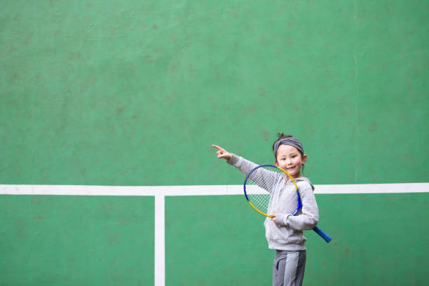 ragazza che pratica il tennis - tennis child teenager childhood foto e immagini stock