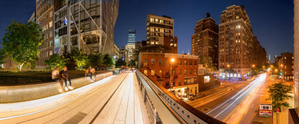 il lungomare highline e la 23rd street a chelsea al crepuscolo. manhattan new york. vista panoramica della greenway aerea conosciuta anche come high line park con vista sull'edificio london terrace - nyc greenway foto e immagini stock