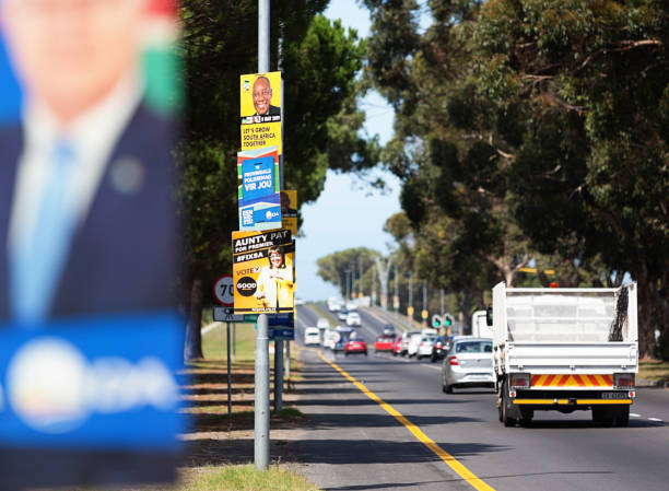 südafrikanische wahlplakate am straßenrand in kapstadt - african national congress stock-fotos und bilder
