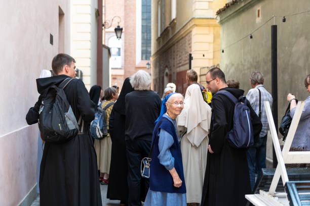 casco antiguo con grupo de monjas religiosas y sacerdotes en la calle histórica durante el soleado día de verano juntos - nun praying clergy women fotografías e imágenes de stock