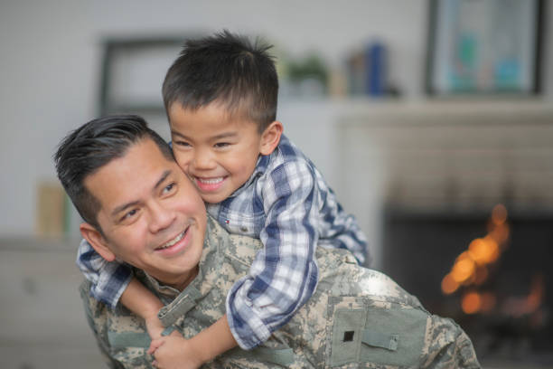 przytulanie taty - armed forces family military child zdjęcia i obrazy z banku zdjęć