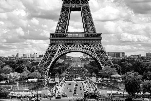 パリのエッフェル塔、黒と白 - eiffel tower black and white paris france construction ストックフォトと画像