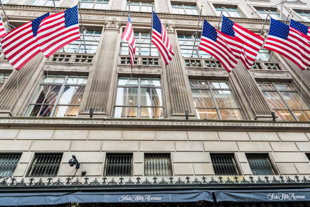 saks fifth avenue en manhattan, nueva york, ee. uu. - saks fifth avenue fotografías e imágenes de stock