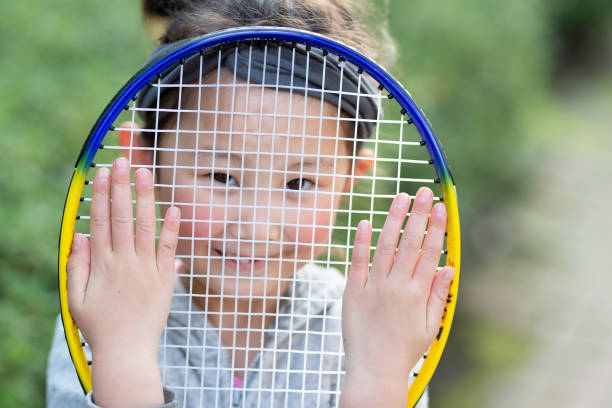 ragazza che pratica il tennis - tennis child teenager childhood foto e immagini stock