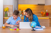 mutter-hilft-sohn-bei-hausaufgaben.jpg?b=1&s=170x170&k=20&c=fZvN-LaJVKrjCtB-9CHW4YXMRprPnJ9-yD8dOojL8wE=