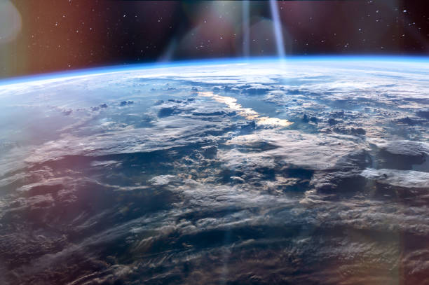 vista ad alta quota della terra dallo spazio, pianeta blu con nuvole bianche e profondo spazio nero. elementi di questa immagine forniti dalla nasa. - atmospher foto e immagini stock