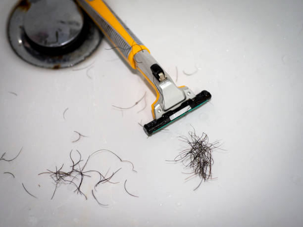 cerrar el bigote de barba y la afeitadora amarilla en la cuenca de lavado blanco - shaving equipment wash bowl bathroom razor fotografías e imágenes de stock