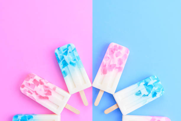 bâtons de crème glacée maison, popsicle, glace pop ou congélateur pop sur fond bleu et rose couleurs pastel - flavored ice lollipop candy affectionate photos et images de collection