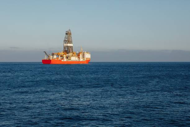 offshore-öl-und gasbohrschiff, blauer meerblick - drillship stock-fotos und bilder