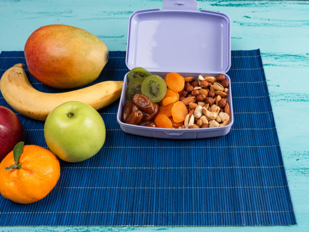 食欲をそそる食べ物と軽い木製のテーブルのランチボックス。 - lunch box packed lunch school lunch lunch ストックフォトと画像