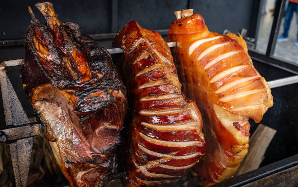 구운 돼지고기 햄은 체코 프라하의 길거리 음식입니다. 고기의 세 가지 큰 조각으로 뱉 어. - spit roasted pig roasted food 뉴스 사진 이미지