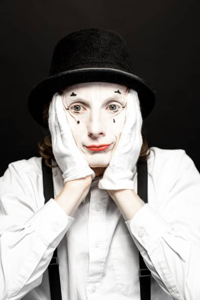 pantomime no fundo preto - clown mime sadness depression - fotografias e filmes do acervo