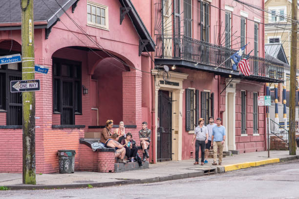 ニューオーリンズでマリニーの上をぶらぶらしている若者たち - bywater street ストックフォトと画像