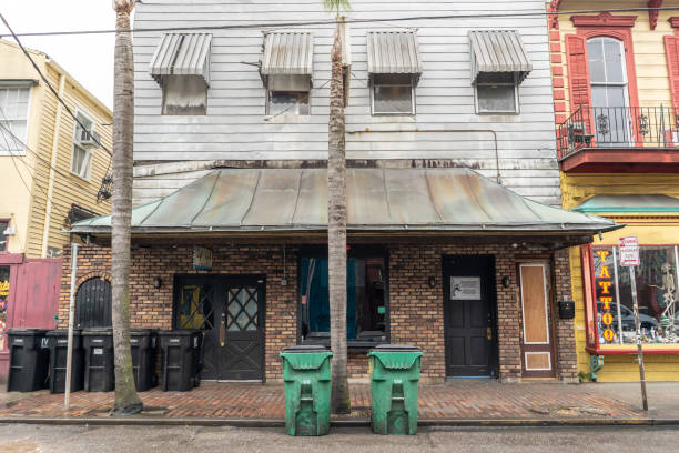 ニューオーリンズのマリニー近所のフランス人街のカフェネグリル - bywater street ストックフォトと画像
