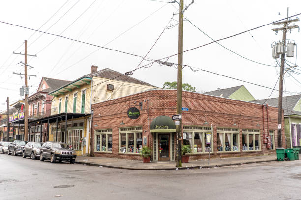 ニューオーリンズのマリニー近所のフランス人街のマリニーブラッセリー - bywater street ストックフォトと画像