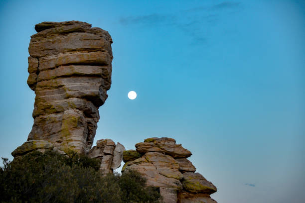 windy point mount lemmon hoodoo et moon rise - mt lemmon photos et images de collection