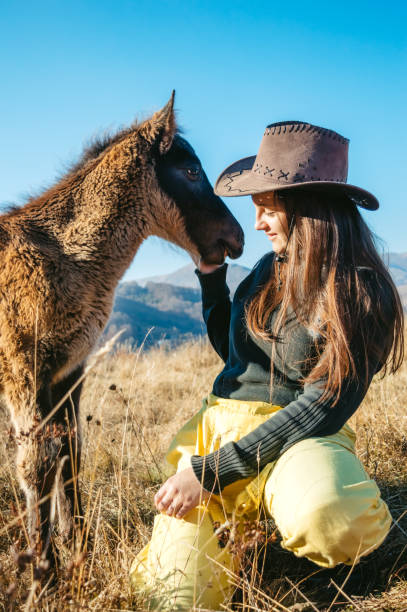 jovencita y su amigo pony - horseback riding flash fotografías e imágenes de stock