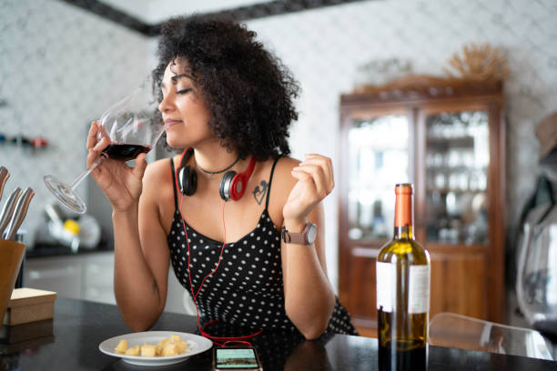 家でワインを飲む女性 - dairy product audio ストックフォトと画像
