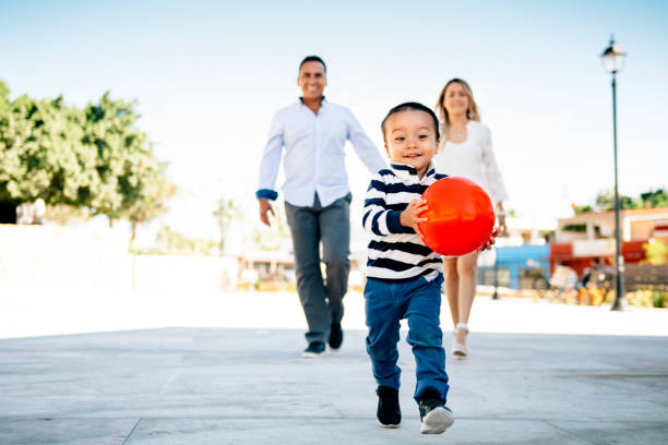 семья с одним ребенком, наслаждаясь кабо сан-лукас - family fun running couple стоковые фото и изображения