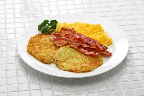 jantar estilo hash browns, ovos mexidos e bacon - roesti - fotografias e filmes do acervo