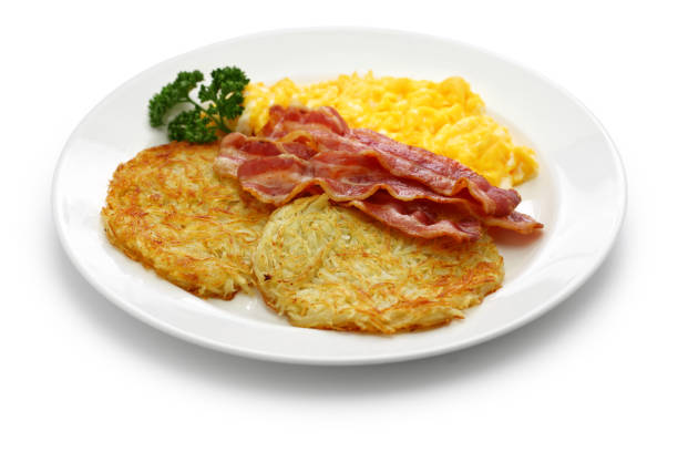 다 이너 스타일 해쉬 브라운, 스크램블 드에 그, 베이컨 - scrambled eggs hash brown prepared potato eggs 뉴스 사진 이미지