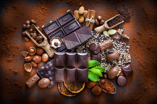 ココアパウダーのチョコレートの盛り合わせ素朴な茶色のテーブルの上から撮影 - chocolate chocolate candy dark chocolate directly above ストックフォトと画像