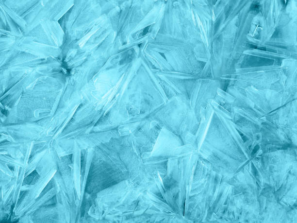 texture di cristallo di ghiaccio. superficie dell'acqua congelata. cristalli di ghiaccio trasparenti incrinato sfondo - frost ice crystal winter macro foto e immagini stock