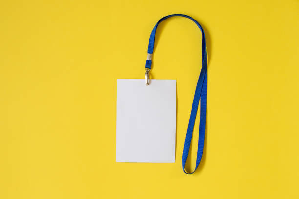 icona del badge della carta d'identità vuota con cintura blu su sfondo giallo - fare un passaggio foto e immagini stock