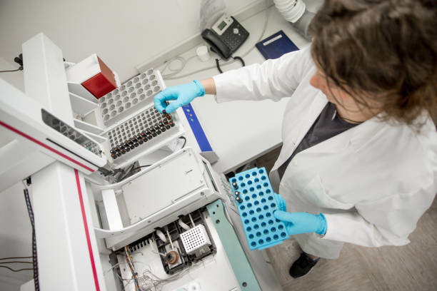 Female Researcher Putting Vials Into the Autosampler Holder – Gas Chromatography GC autosamplers are instruments that automatically take a sample and insert it into the GC for analysis. chromatography stock pictures, royalty-free photos & images