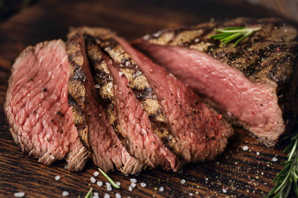 стейки из говядины на гриле со специями. - steak grilled beef plate стоковые фото и изображения
