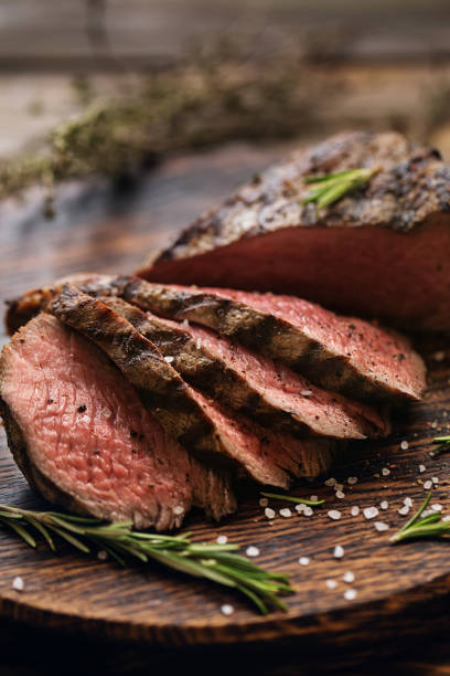 bistecche di manzo alla griglia con spezie. - steak plate gourmet beef foto e immagini stock
