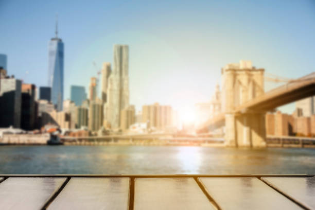 ブルックリン橋と世界貿易センターとニューヨーク市のスカイライン。 - east river riverbank waters edge suspension bridge ストックフォトと画像