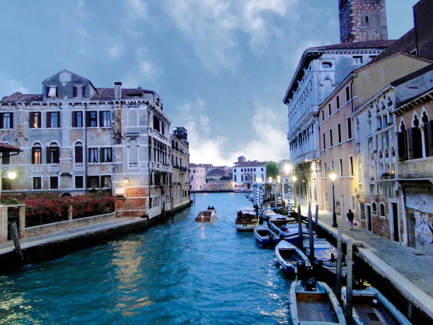 bellissimo tramonto sul canale a venezia - southern europe public transportation international landmark local landmark foto e immagini stock