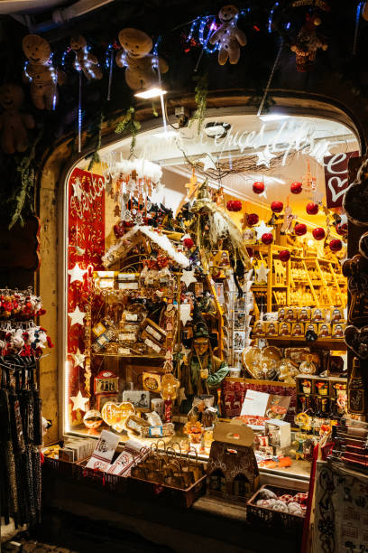 jouets traditionnels et bonbons dans le magasin de vitrine de vitrine - window display toy store store christmas photos et images de collection