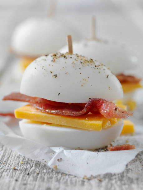 베이컨, 체 다 하드 삶은 계란 - sandwich breakfast boiled egg close up 뉴스 사진 이미지